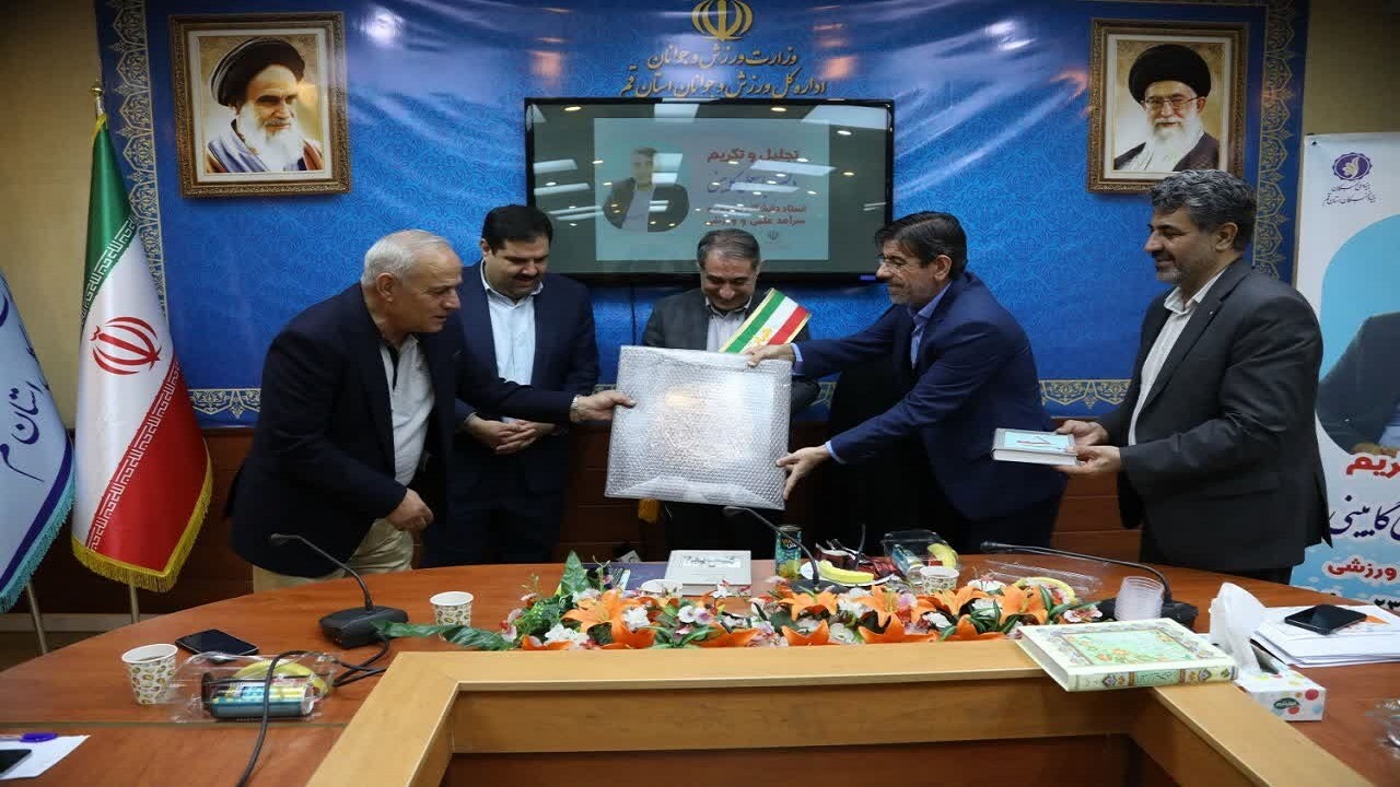 تجلیل از «عباسعلی گایینی» چهره علمی و ورزشی کشور در قم تجلیل از «عباسعلی گایینی» چهره علمی و ورزشی کشور در قم